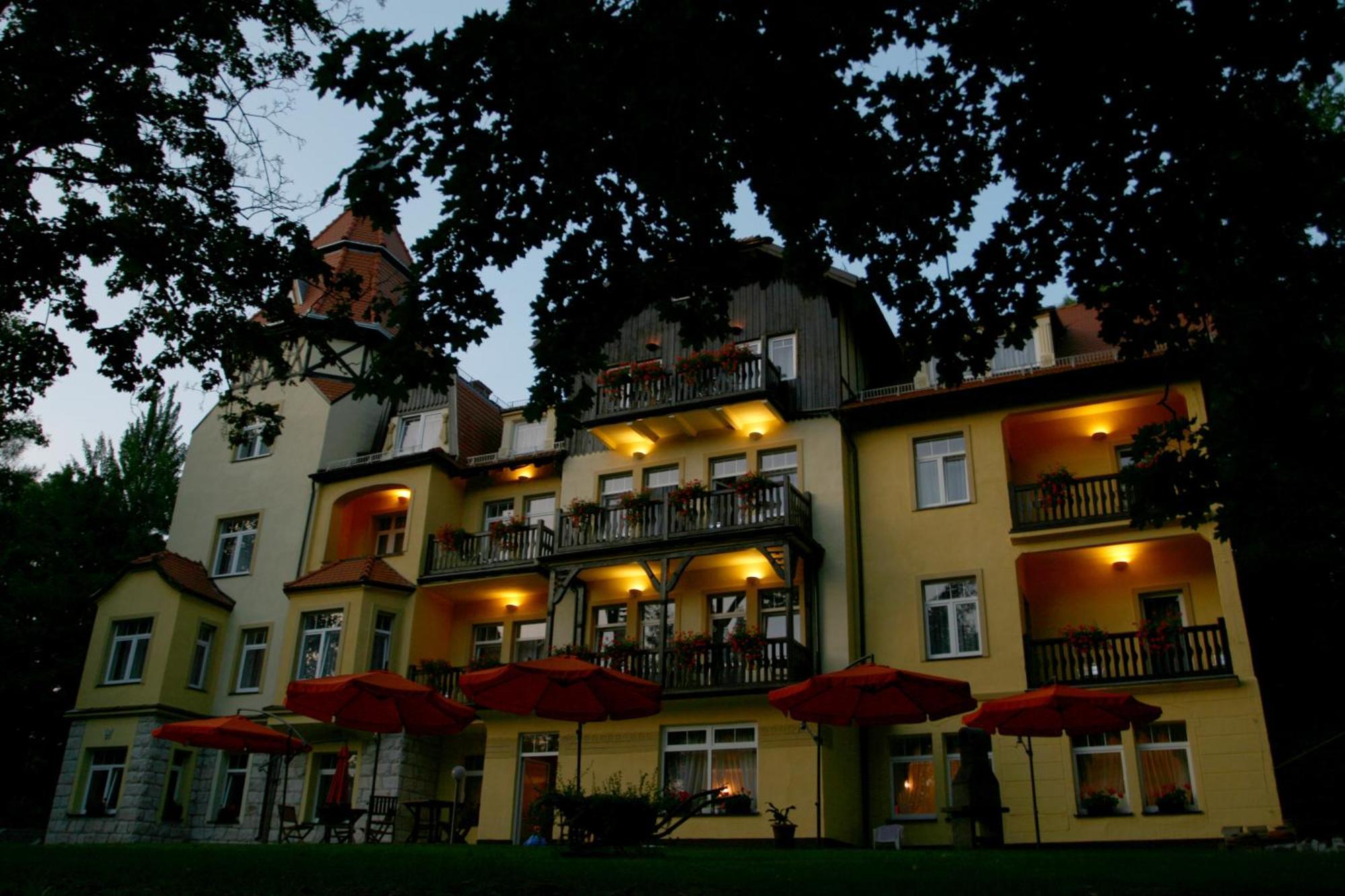 Villa Carmen Kudowa Zdroj Exterior photo